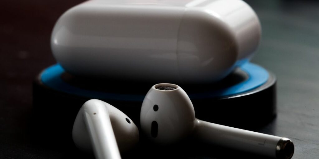 Bluetooth Headphones vs True Wireless Earbuds Which One To Choose